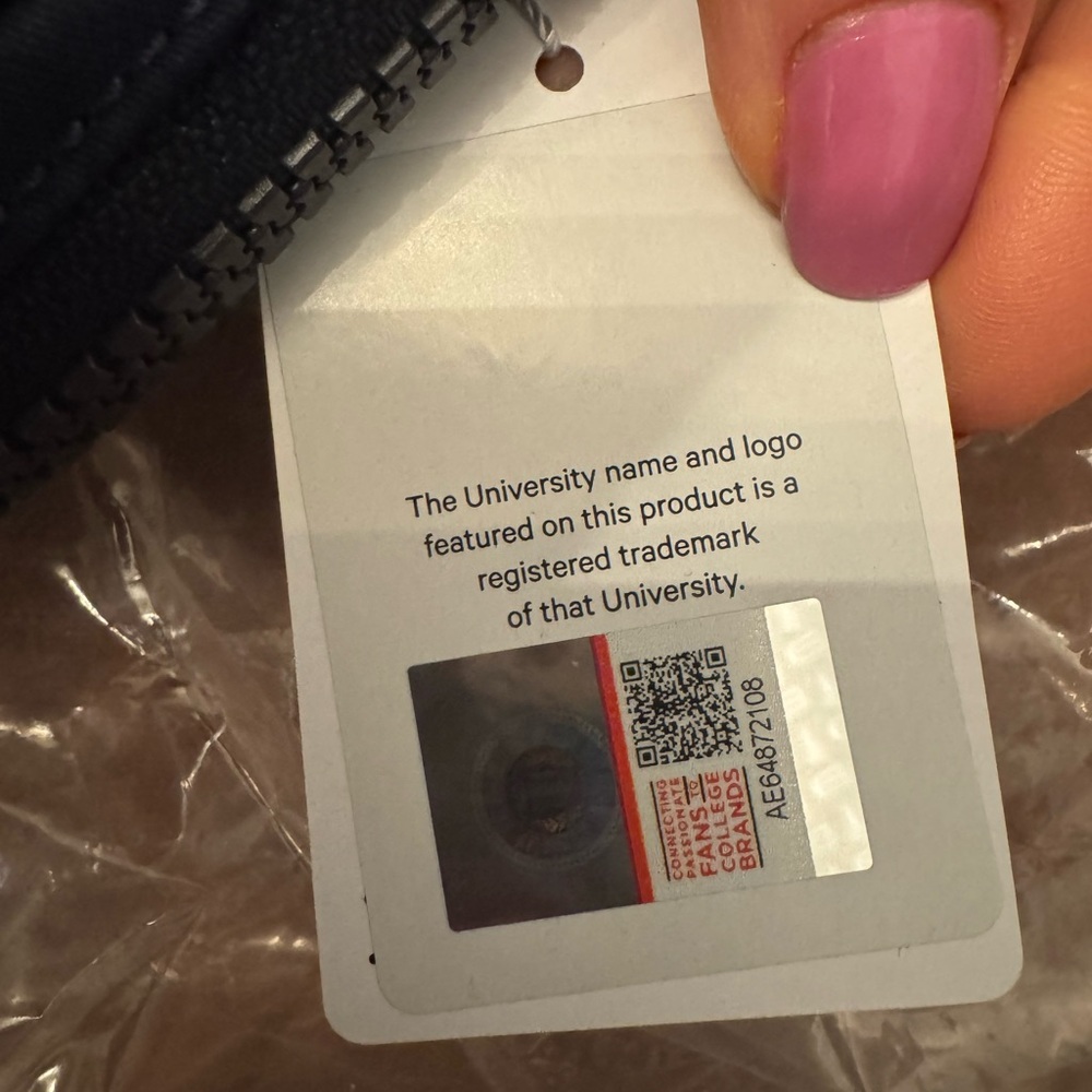 NWT RARE!! University of Michigan x Lululemon Everywhere Belt Bag! - Picture 3 of 8
